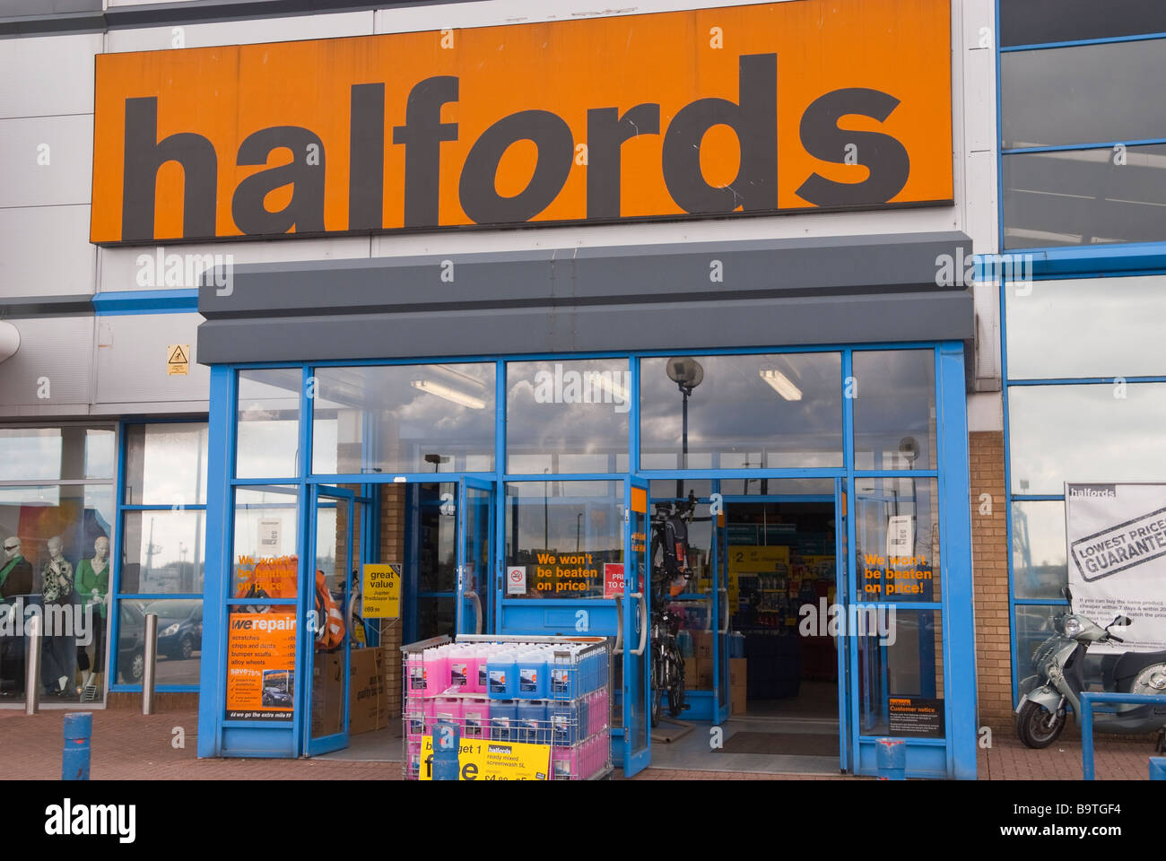 Un Halfords shop negozio vendita accessori auto etc a Lowestoft,Suffolk,  Regno Unito Foto stock - Alamy