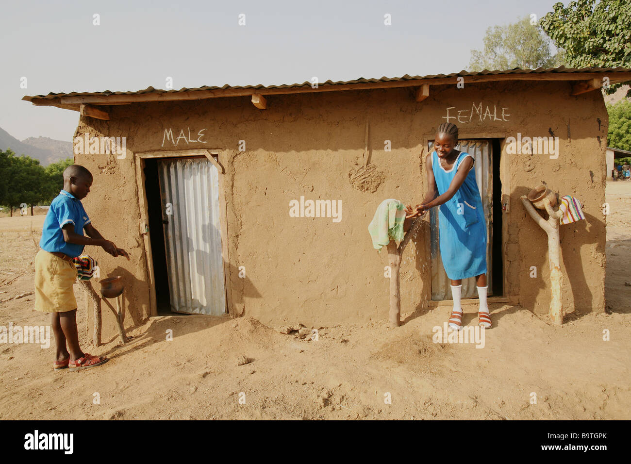 La scuola dei bambini utilizzando le latrine, Nigeria, Africa occidentale Foto Stock