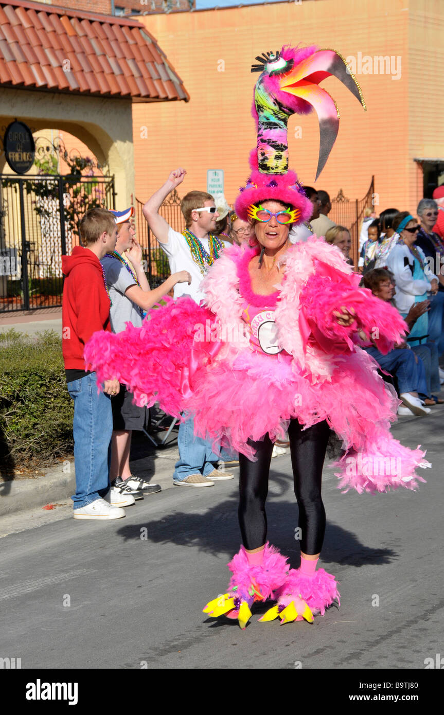 Partecipanti al fenicottero rosa costumi in Lago del Galles Mardi Gras  Parade Central Florida negli Stati Uniti Foto stock - Alamy