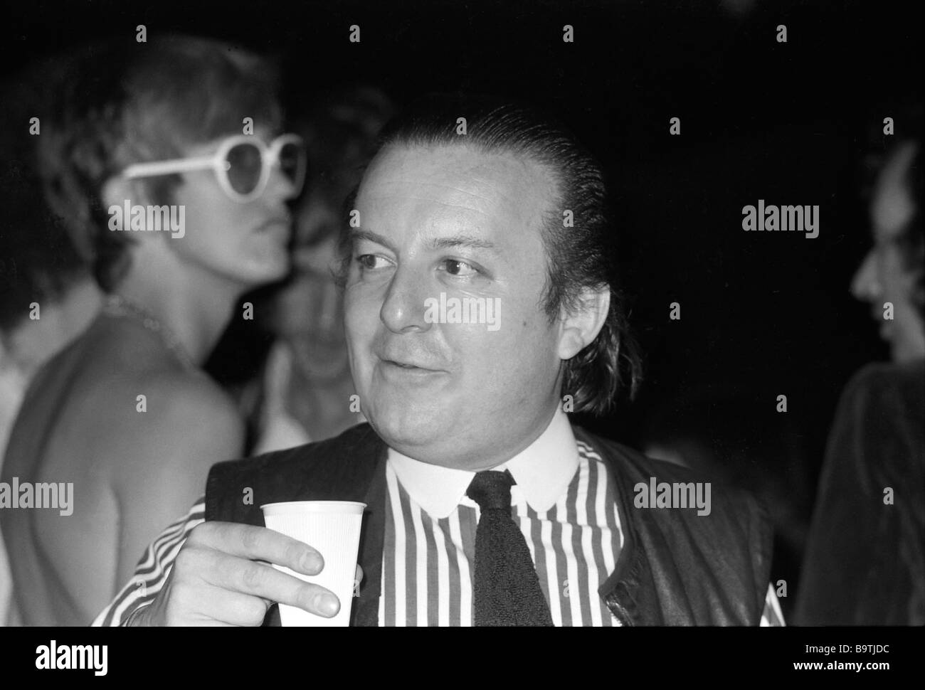 Architetto di Cedric Price getto uno sguardo al ICA con Janet Street-Porter in background Londra UK 1972 KATHY DEWITT Foto Stock