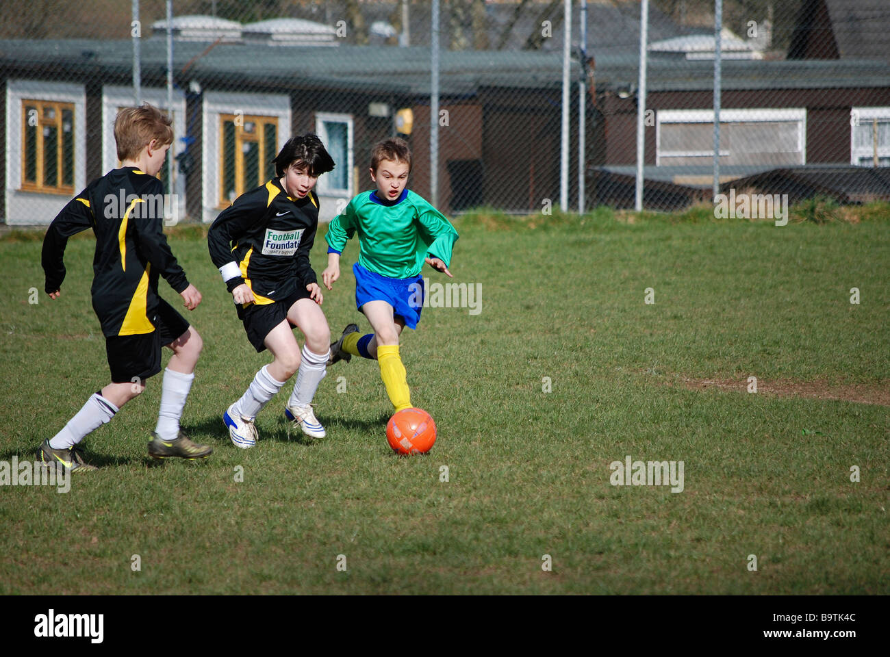 Primary scolari a giocare a calcio, Regno Unito Foto Stock