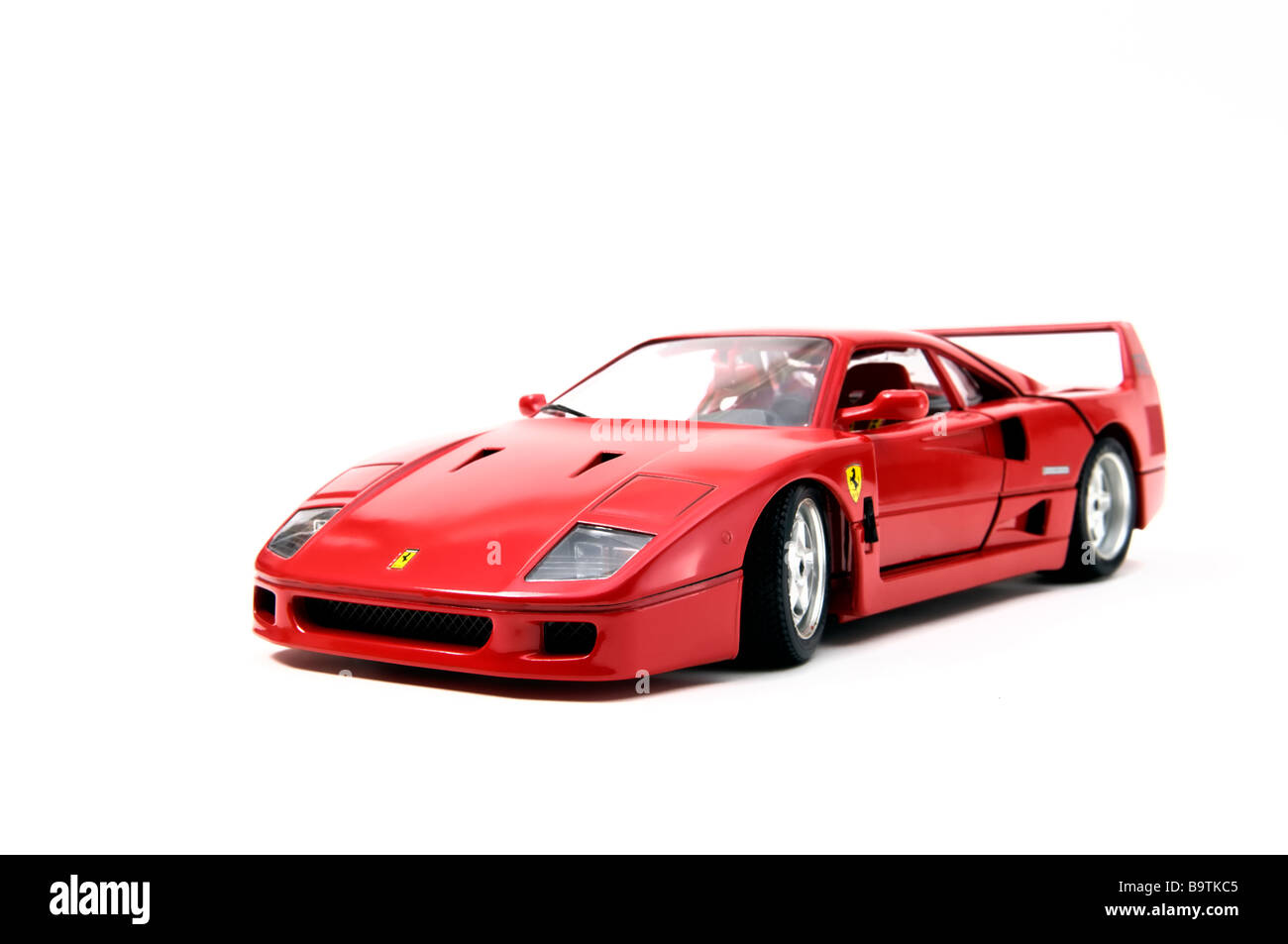 Replica in miniatura di un rosso Ferrari F40 modello monoposto realizzata dal modello del costruttore di automobili Bburago su sfondo bianco Foto Stock