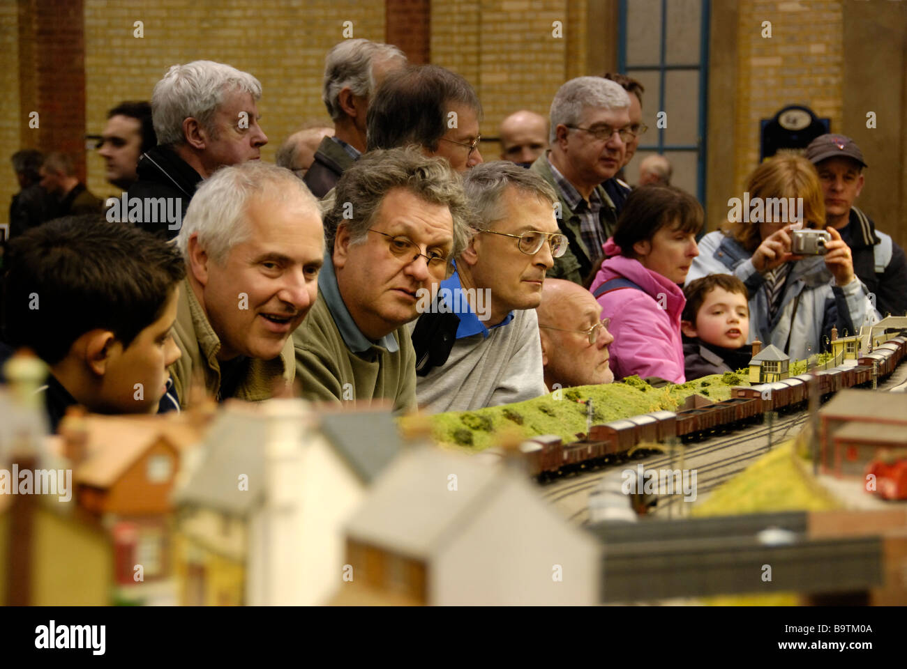 I bambini di tutte le età a guardare i treni di modello a modello mostra ferroviaria Foto Stock
