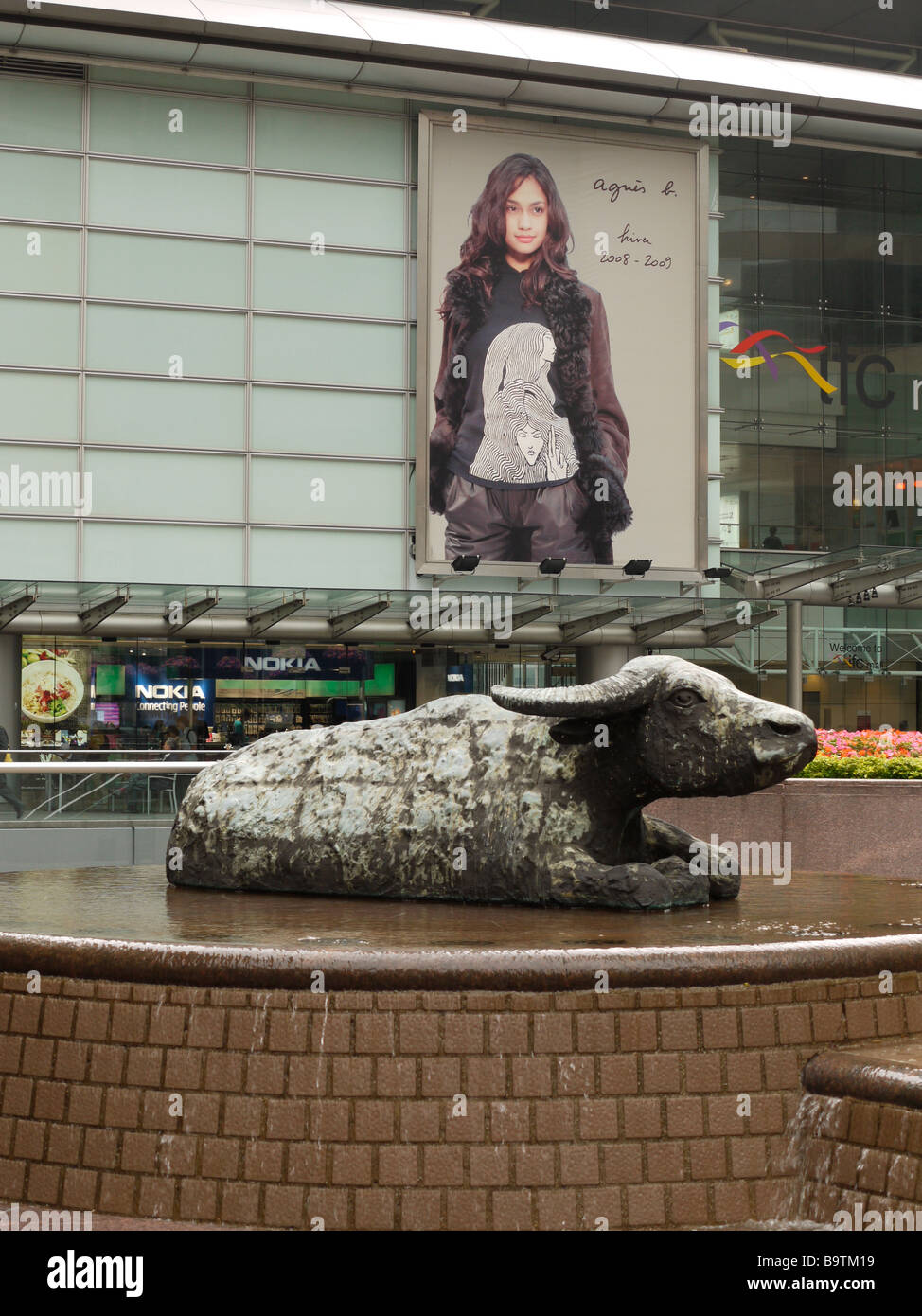 Bull statua da Elisabeth Frink, in Exchange Square, Hong Kong Foto Stock