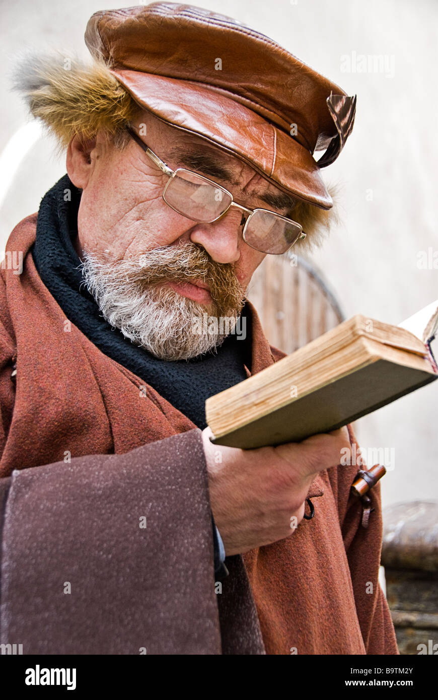 L'uomo la lettura di un libro in strada, Riga, Lettonia, Europa Foto Stock