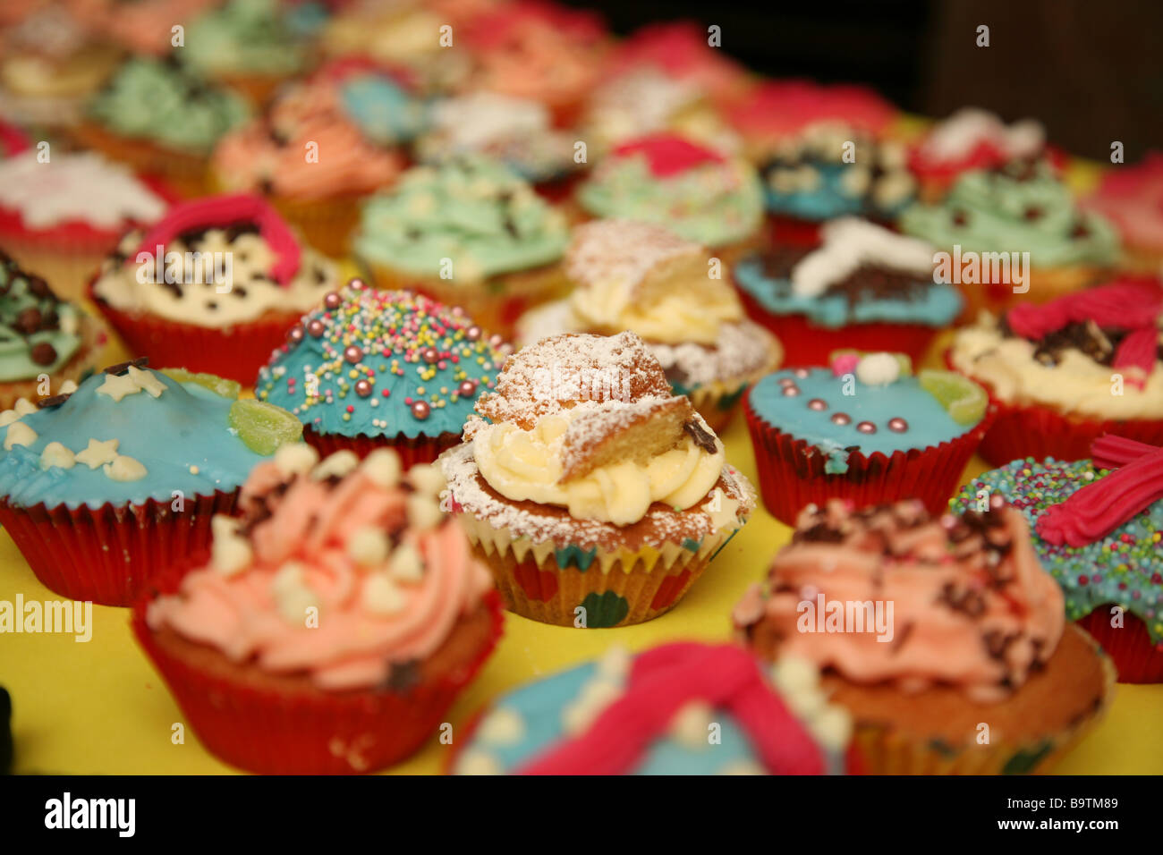 Ci sono un sacco di piccoli dolci in righe Foto Stock