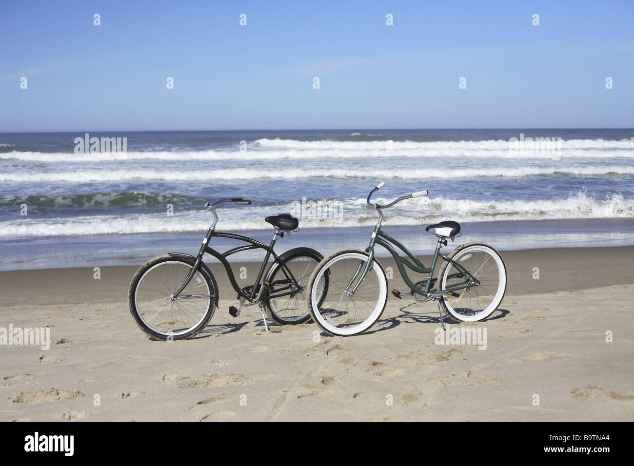 Due bicicletta sulla spiaggia Foto Stock