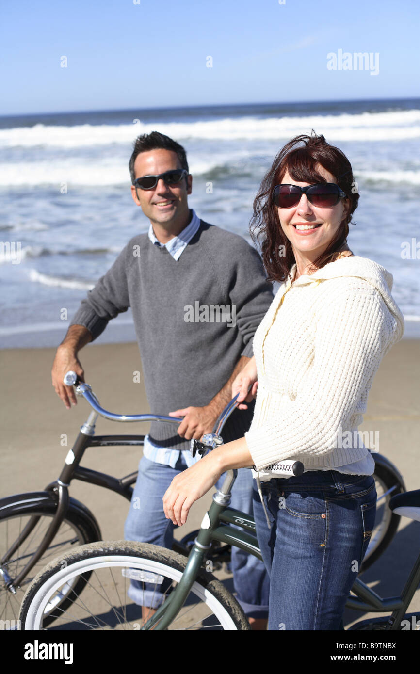 Coppia giovane con le biciclette presso la spiaggia Foto Stock