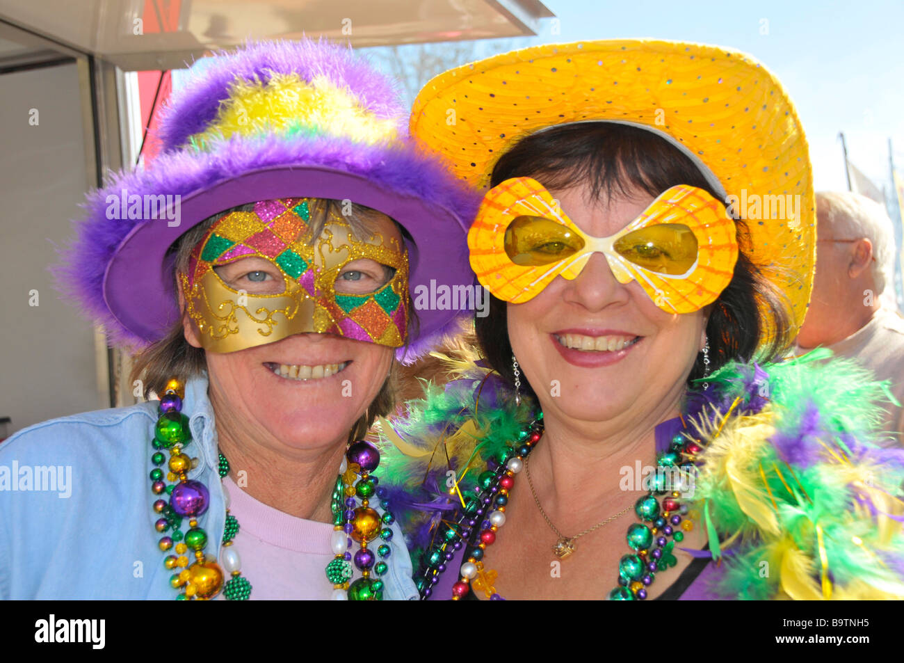 Femmina bianca cittadini Senior partecipanti in costume nel Lago del Galles Mardi Gras celebrazione Central Florida negli Stati Uniti Foto Stock