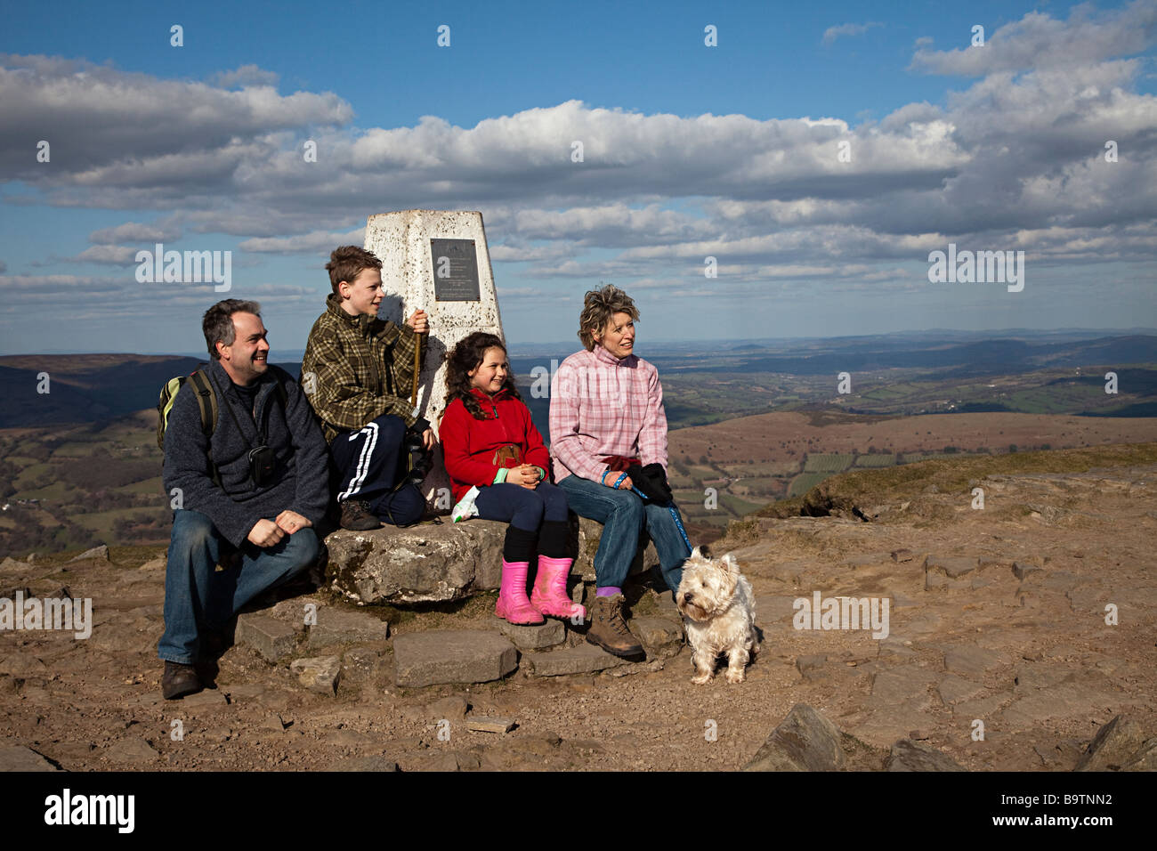 Gruppo di famiglia in posa da punto di innesco Sugarloaf mountain Wales UK Foto Stock