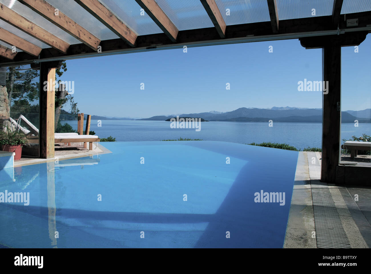 Vista di un orizzonte in piscina a Bariloche, Argentina, affacciato sul Lago Nahuel Huapi Foto Stock