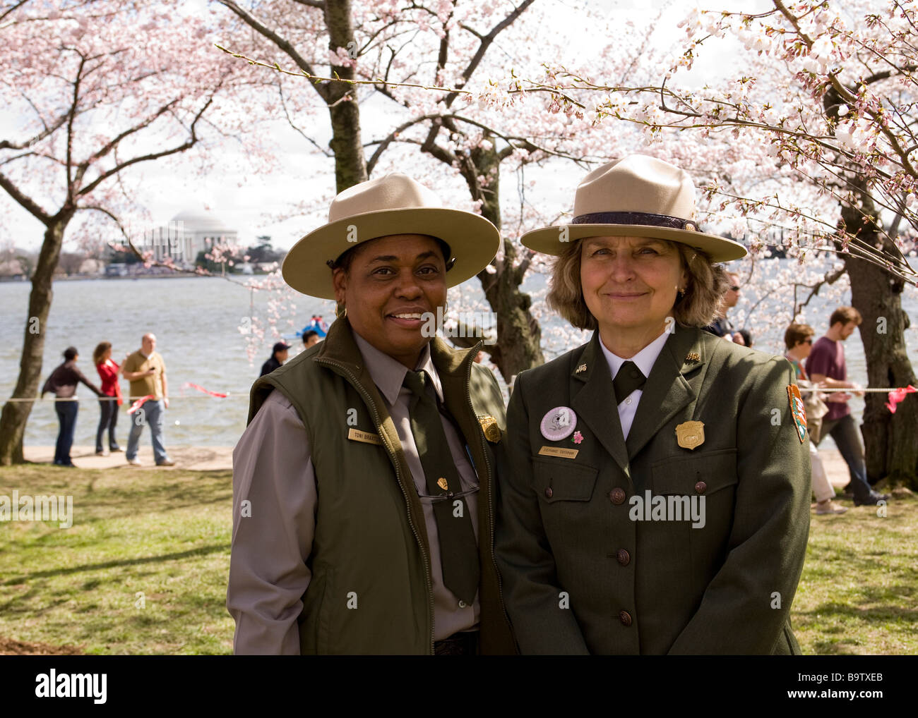 US National Parks Service Soprintendente Stephanie Toothman pone con ranger del parco Foto Stock
