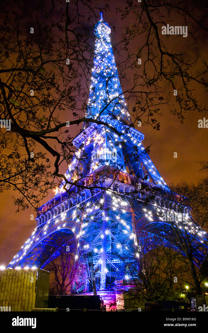 Vista della Torre Eiffel illuminata in blu la visualizzazione del simbolo europeo a causa della presidenza francese dell' Unione europea Foto Stock