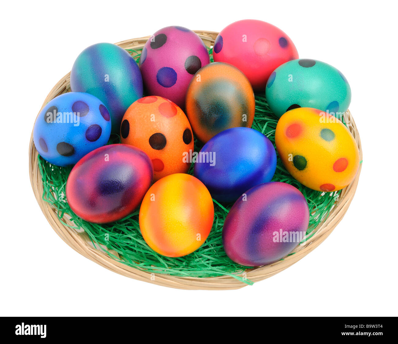 Tinti di uova di pasqua in un nido isolato su sfondo bianco Foto Stock
