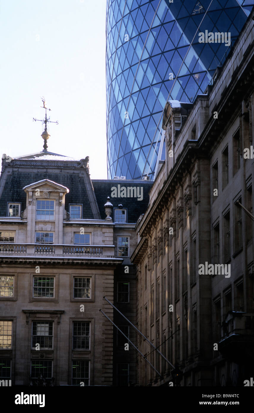 Cetriolino che appare da dietro gli antichi edifici di St Helens Place, Londra Foto Stock