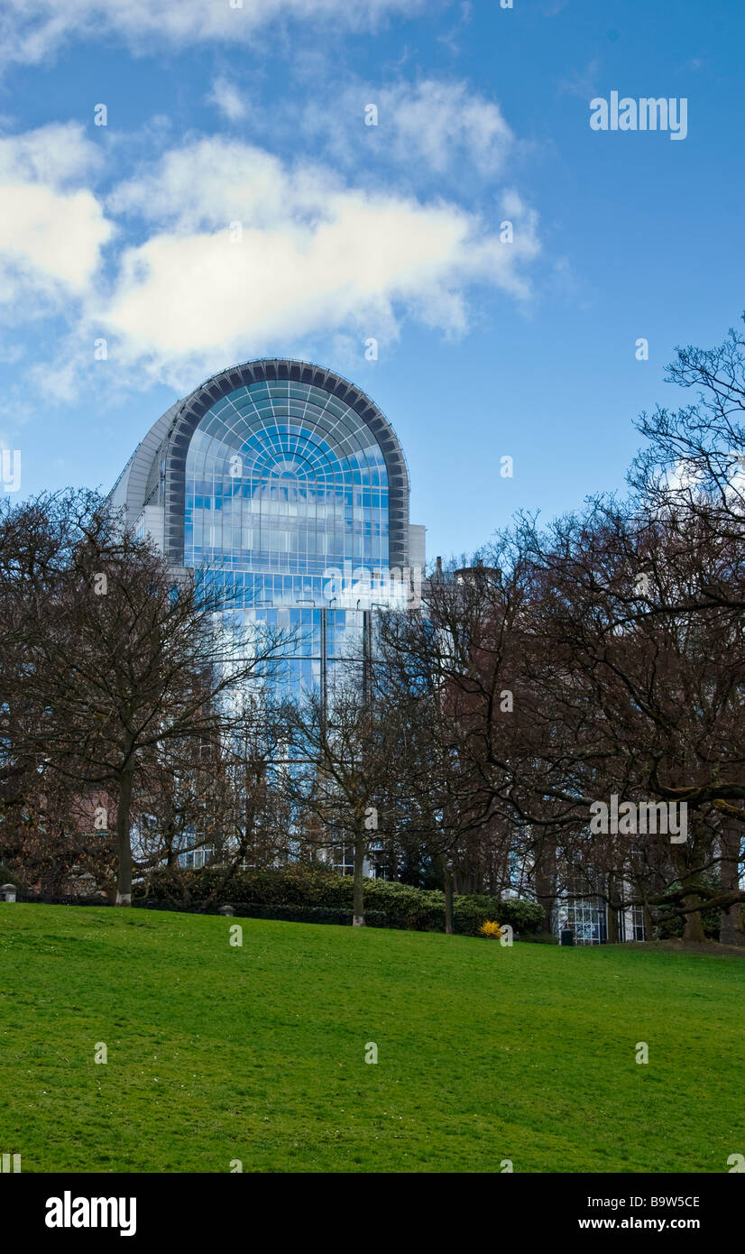 Paul Henri Spaak Building, del complesso di Espace Leopold, ospita gli edifici del parlamento dell'Unione europea a Bruxelles Foto Stock