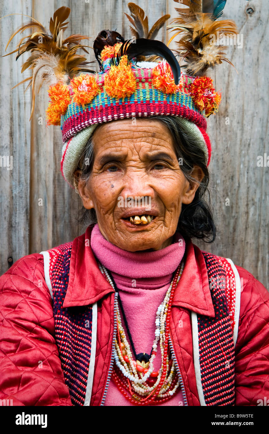 Ifugao elder vestito in modo tradizionale in corrispondenza di un punto di vista nei pressi di Banaue. Foto Stock