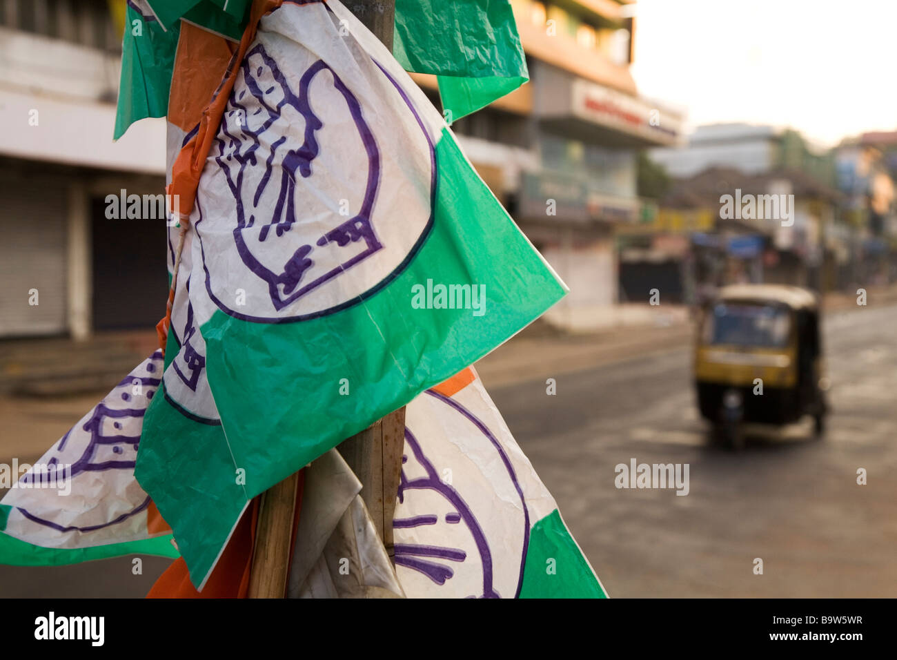 Bandiere di plastica che mostra il logo del Partito del Congresso sono visualizzati su una delle strade di Thrissur in Kerala, India. Foto Stock