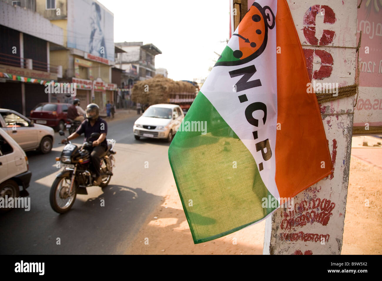 Bandiere di plastica che mostra il logo della N.C.P. sono visualizzati su una delle strade di Thrissur in Kerala, India. Foto Stock