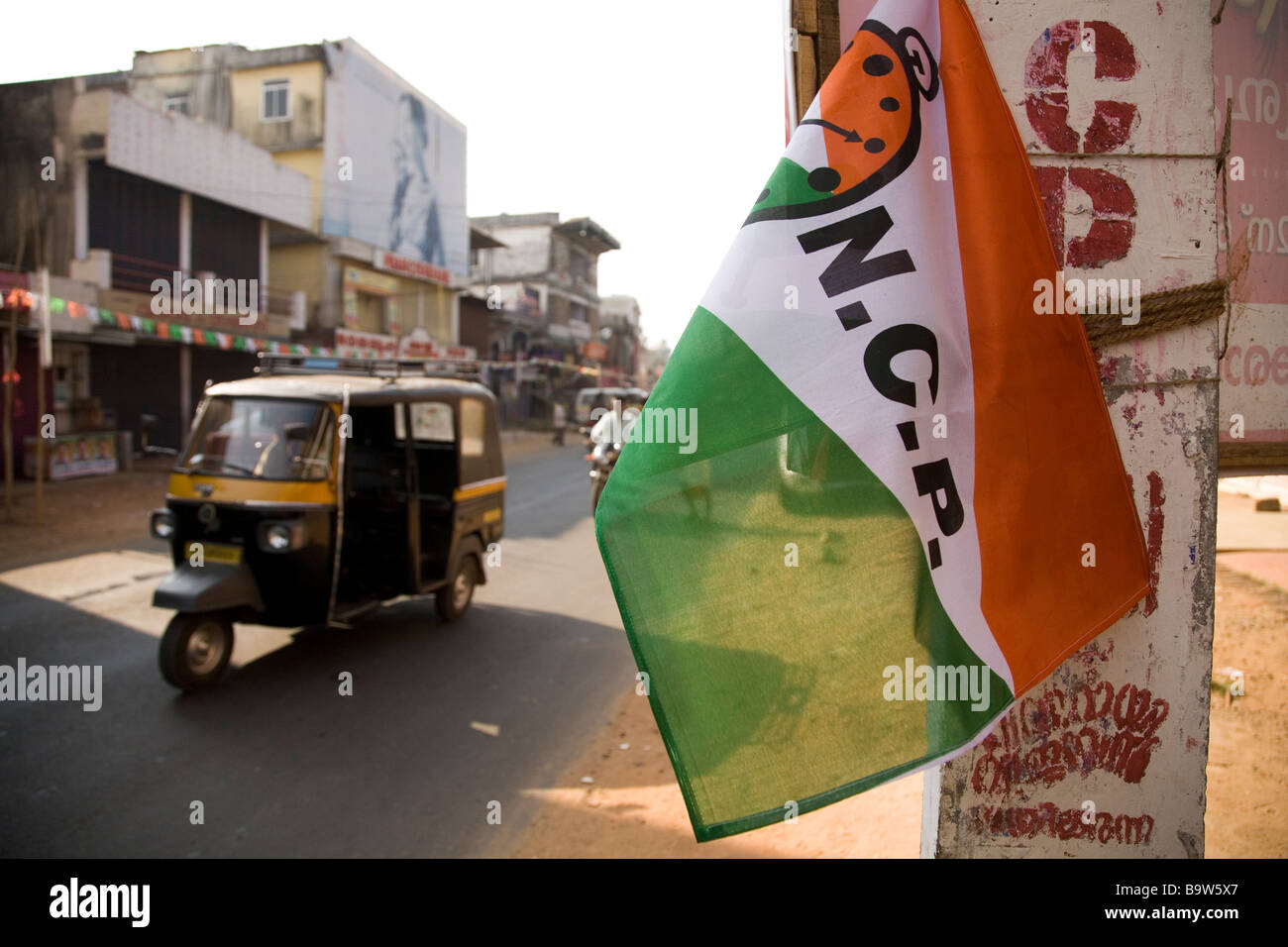Bandiere di plastica che mostra il logo della N.C.P. sono visualizzati su una delle strade di Thrissur in Kerala, India. Foto Stock