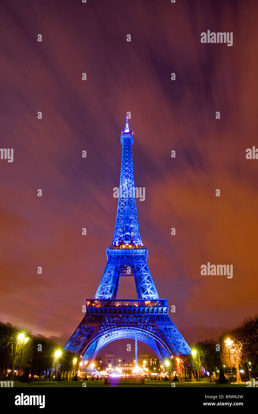 Vista della Torre Eiffel illuminata in blu la visualizzazione del simbolo europeo a causa della presidenza francese dell' Unione europea Foto Stock