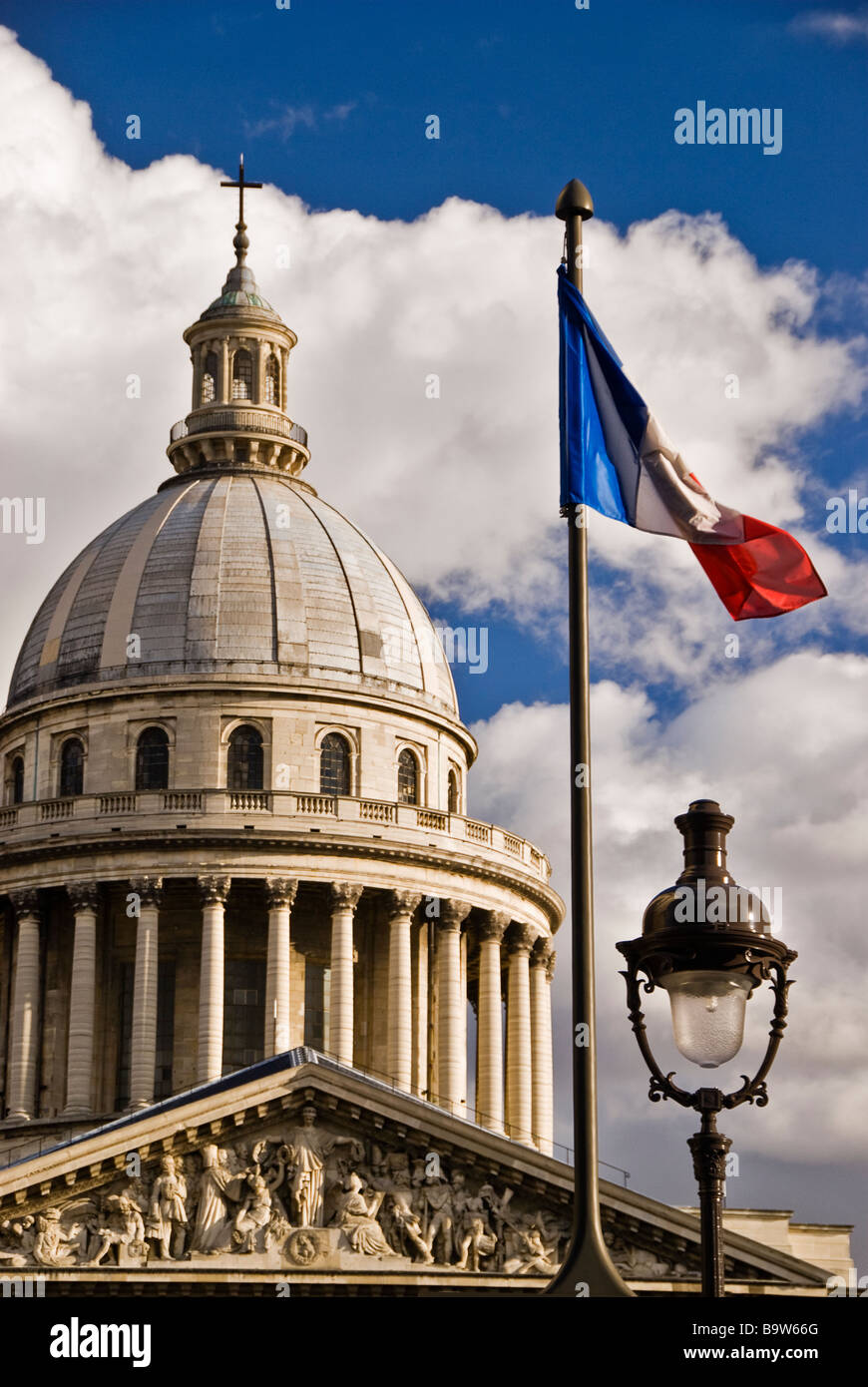La statua e la bandiera francese sul tetto del Grand Palais di notte, Parigi, Francia, Europa Foto Stock