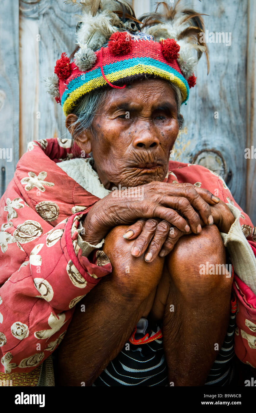 Ifugao elder vestito in modo tradizionale in corrispondenza di un punto di vista nei pressi di Banaue. Foto Stock