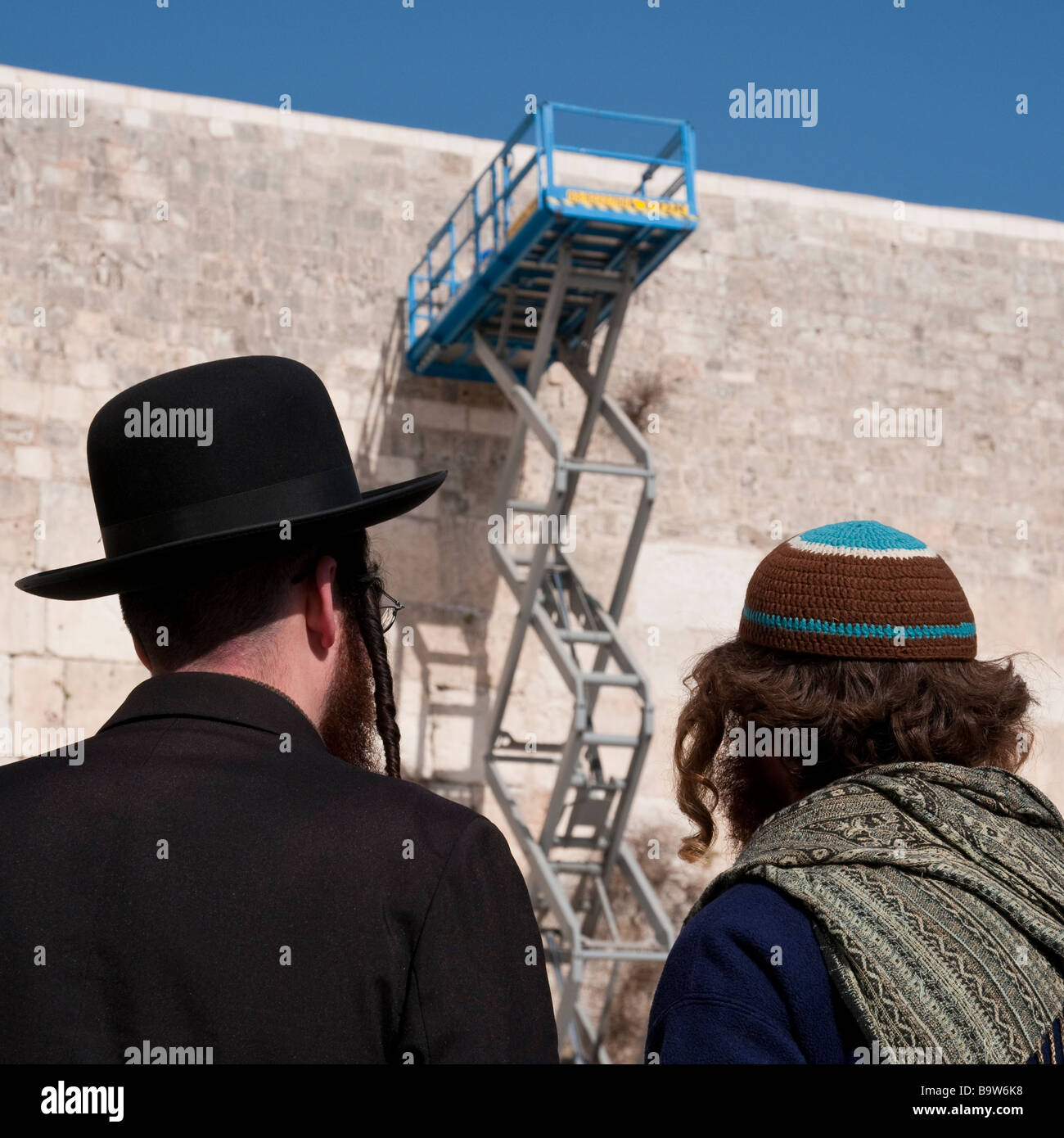 Israele Gerusalemme la città vecchia parete occidentale vicino a due ebrei ortodossi la visione di una piattaforma di riparazione Foto Stock