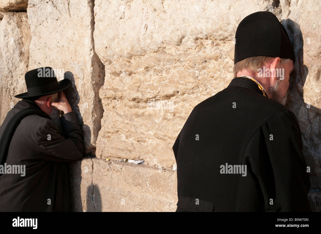 Israele Gerusalemme la città vecchia parete occidentale ebreo ortodosso e russo ortodossa sacerdote pregare sul proprio in corrispondenza della parete Foto Stock
