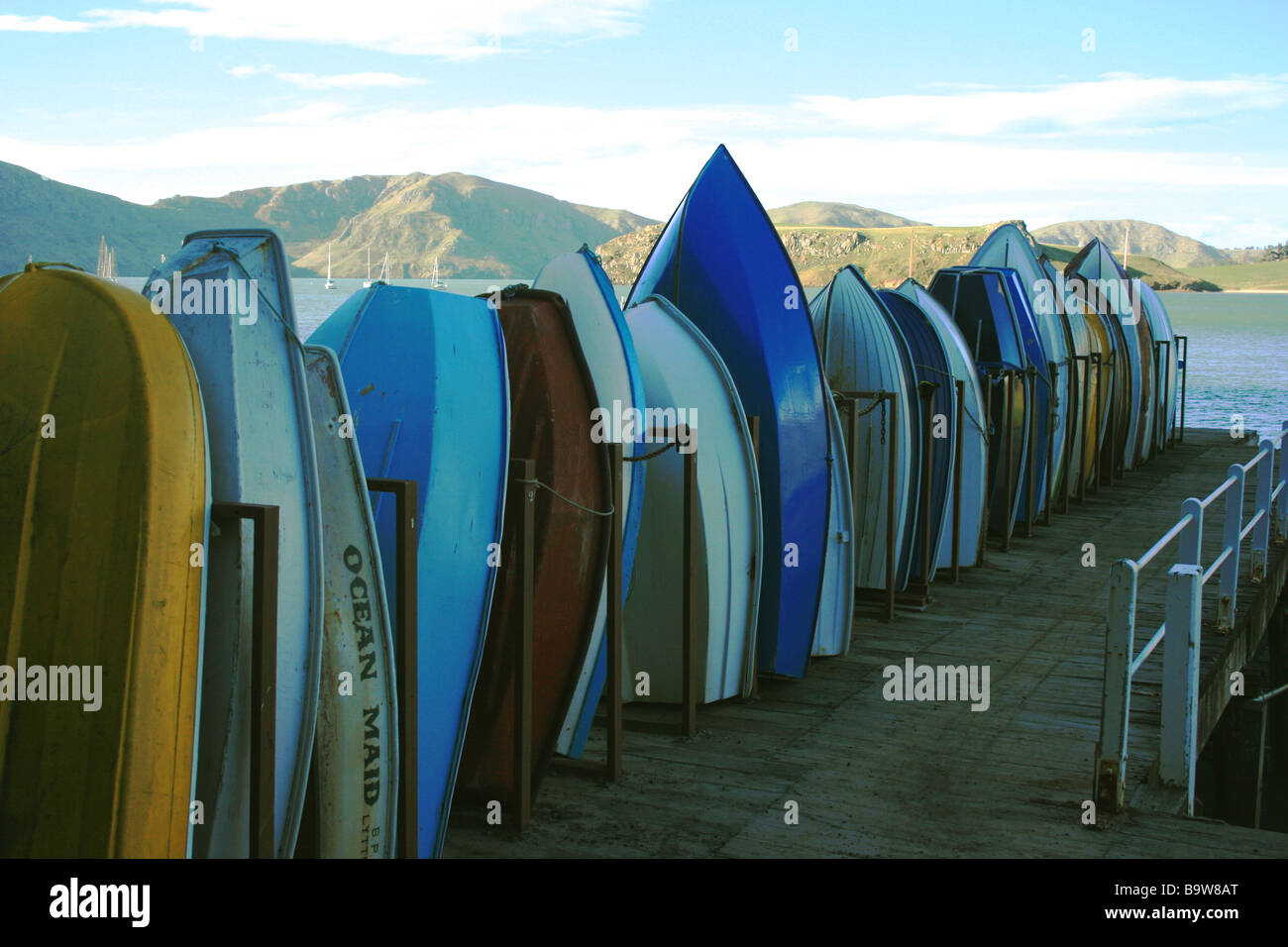 Barche schierate sul molo al Purau, affacciato Lyttelton Harbour tra Purau e porto di Diamante, Christchurch, Nuova Zelanda Foto Stock