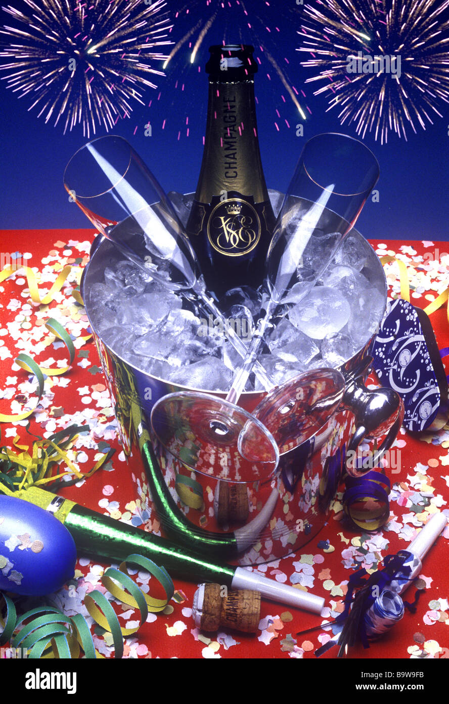 Bottiglia di champagne con 2 bicchieri New Years Eve still life Foto Stock
