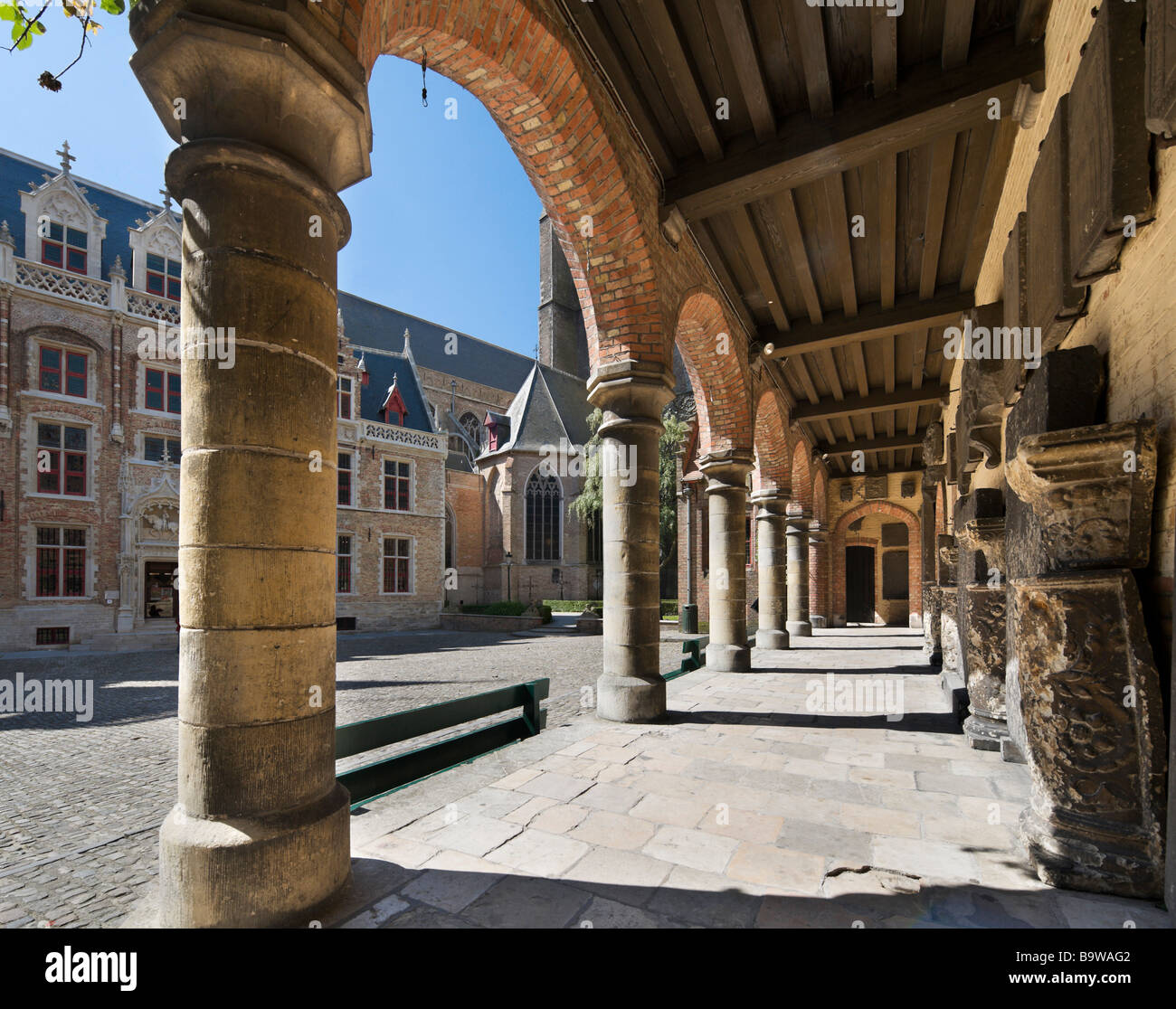 Il cortile del Museo Gruuthuse nel centro della città vecchia di Bruges, Belgio Foto Stock