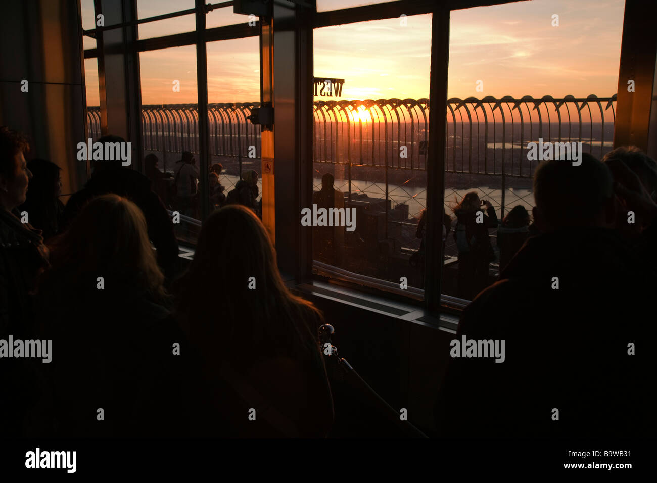 I turisti a guardare il tramonto Observation Deck Empire State Building (©SHREVE LAMB & HARMON 1931) MANHATTAN NEW YORK CITY USA Foto Stock