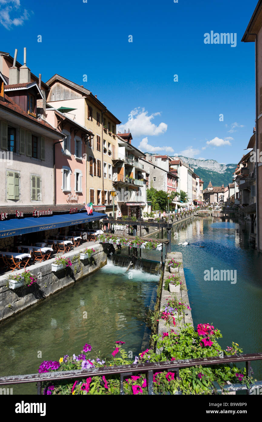 Vista da un ponte sul Canal du Thiou guardando verso il lago di Annecy, sulle Alpi francesi, Francia Foto Stock