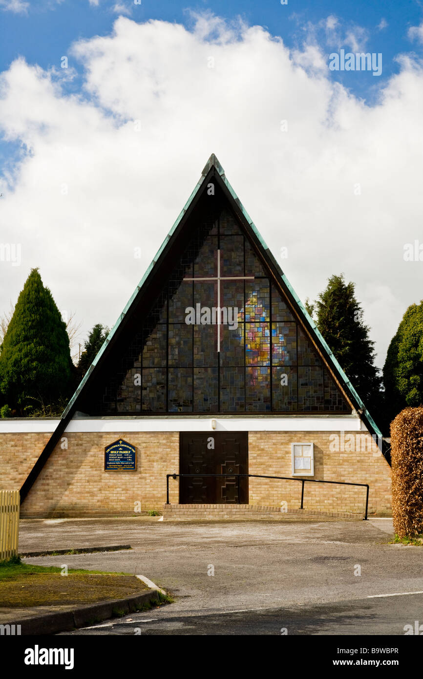 La Chiesa cattolica della Sacra Famiglia nel villaggio inglese di Pewsey nel Wiltshire, Inghilterra REGNO UNITO Foto Stock