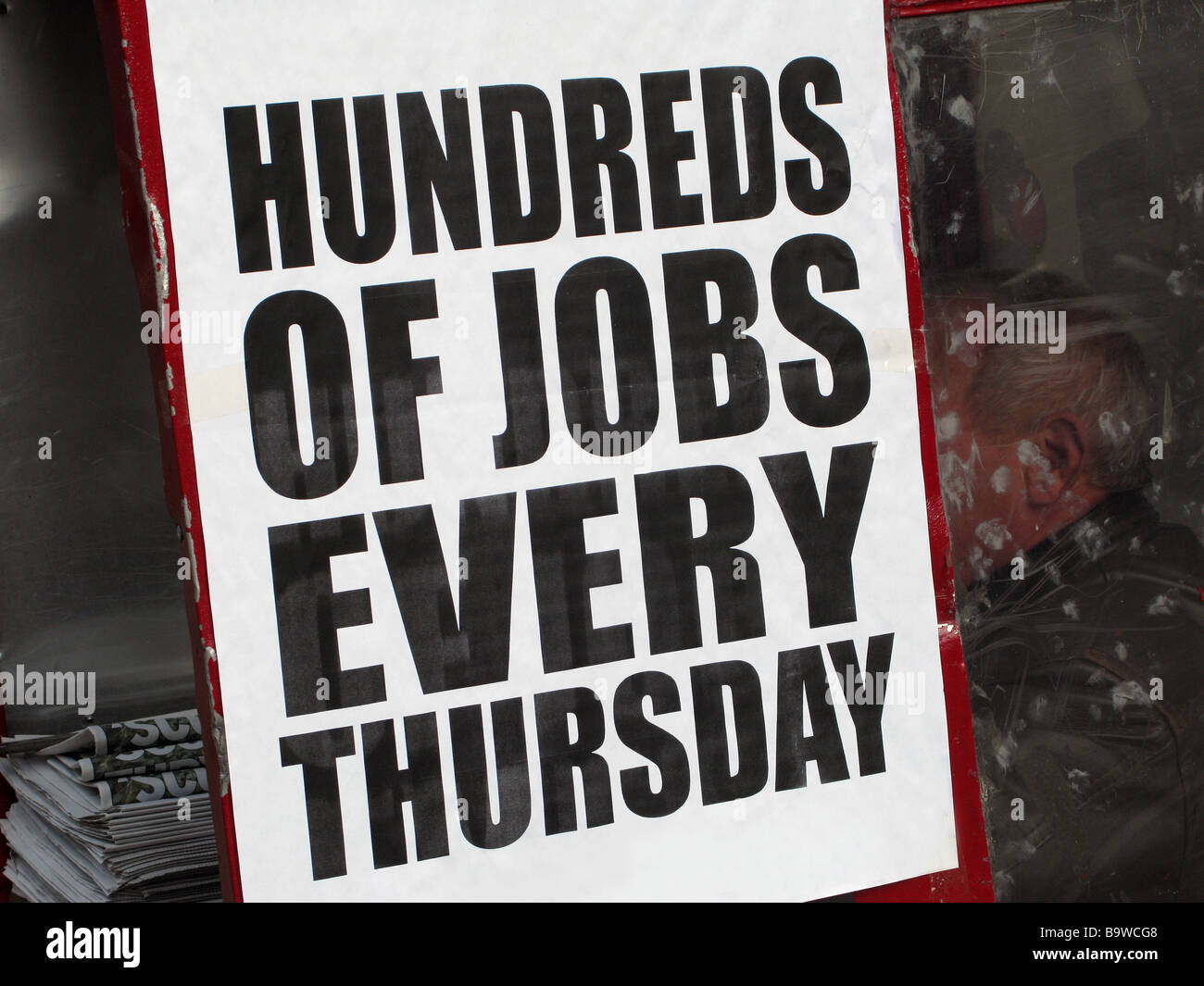 Targhetta di giornale che mostra le offerte di posti di lavoro Foto Stock