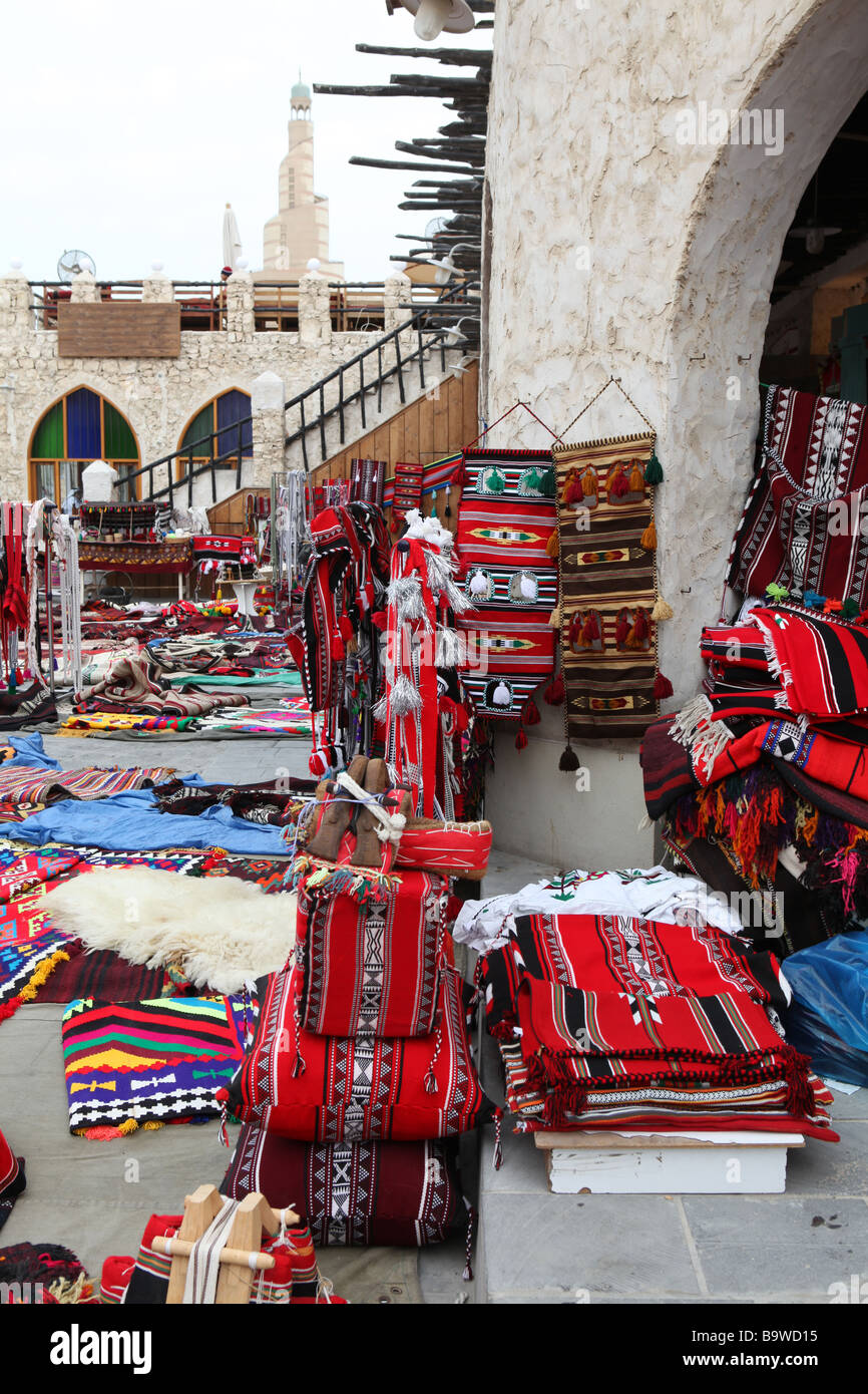 Tradizionale araba di tessili in vendita nei Souq Waqif Doha in Qatar Foto Stock