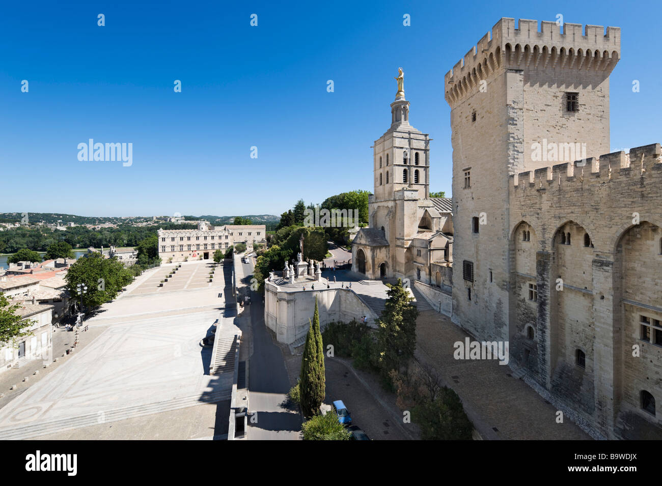 Vista su Place du Palais verso la cattedrale di Notre Dame des Doms, Palais des Papes, Avignone, Provenza, Francia Foto Stock