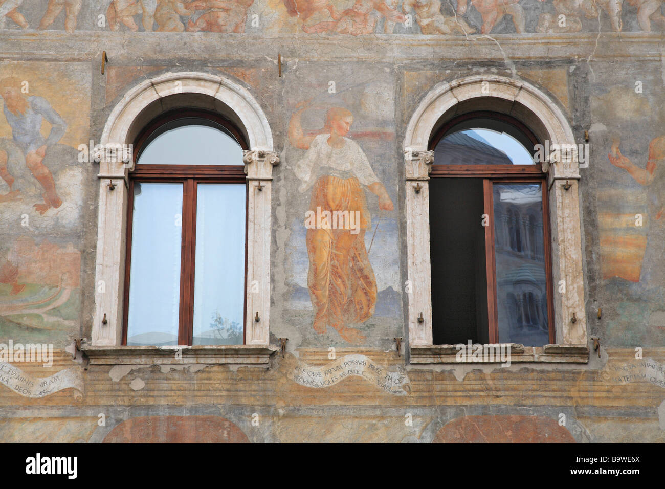 Monumenti Medievali case dipinte nella città vecchia vicino Piazza Duomo Trient Trento Trentino Italia Foto Stock