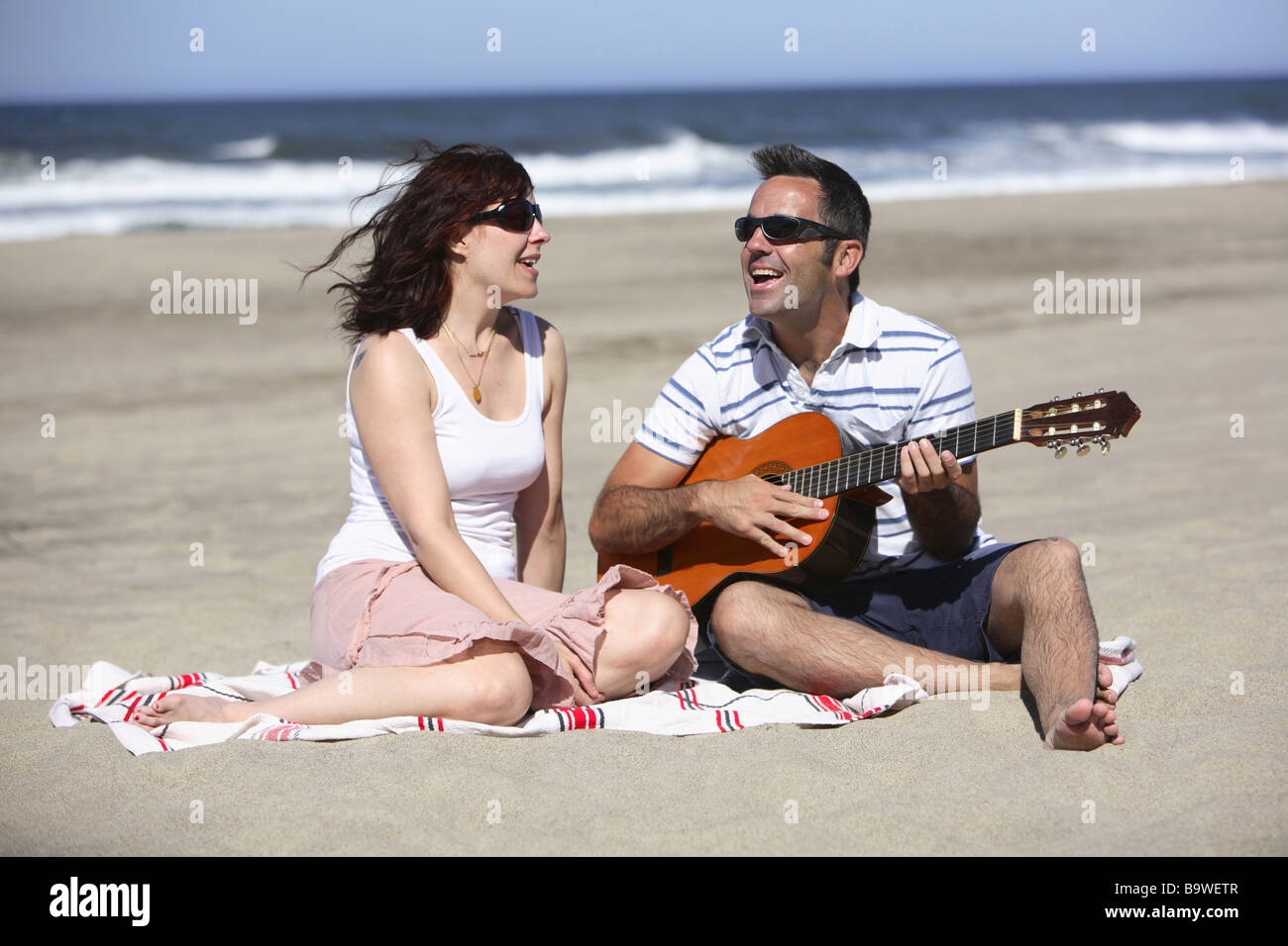 Giovane cantando insieme a beach Foto Stock