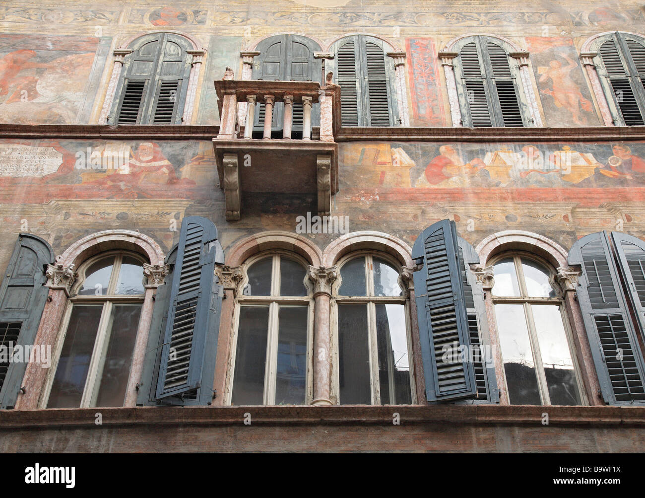 Monumenti Medievali case dipinte nella città vecchia vicino Piazza Duomo Trient Trento Trentino Italia Foto Stock