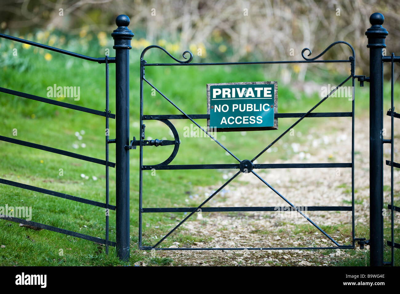 Non privato pubblico accesso segno su una porta di metallo. Batsford arboretum, Gloucestershire, Inghilterra Foto Stock