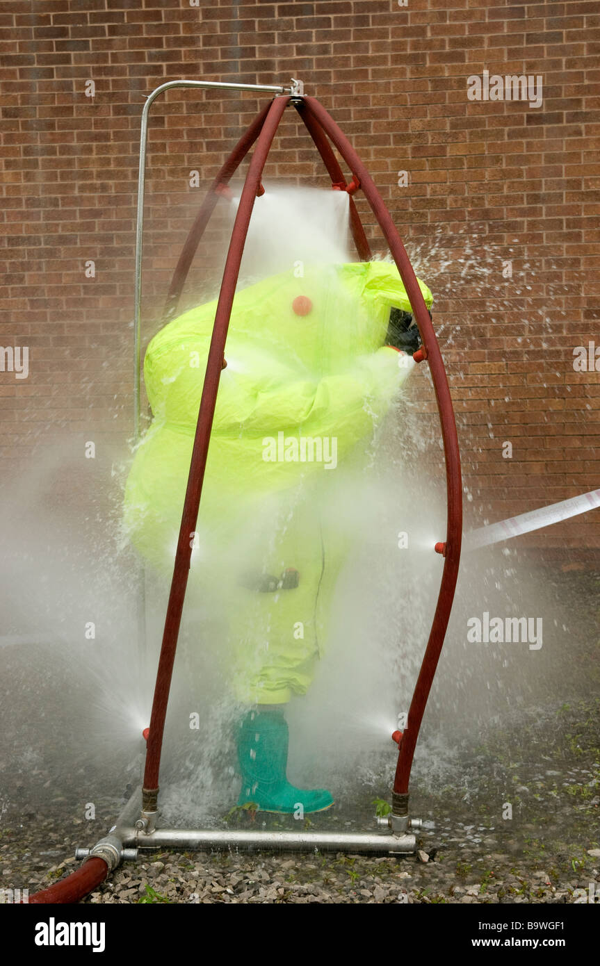 Decontamination shower immagini e fotografie stock ad alta risoluzione -  Alamy