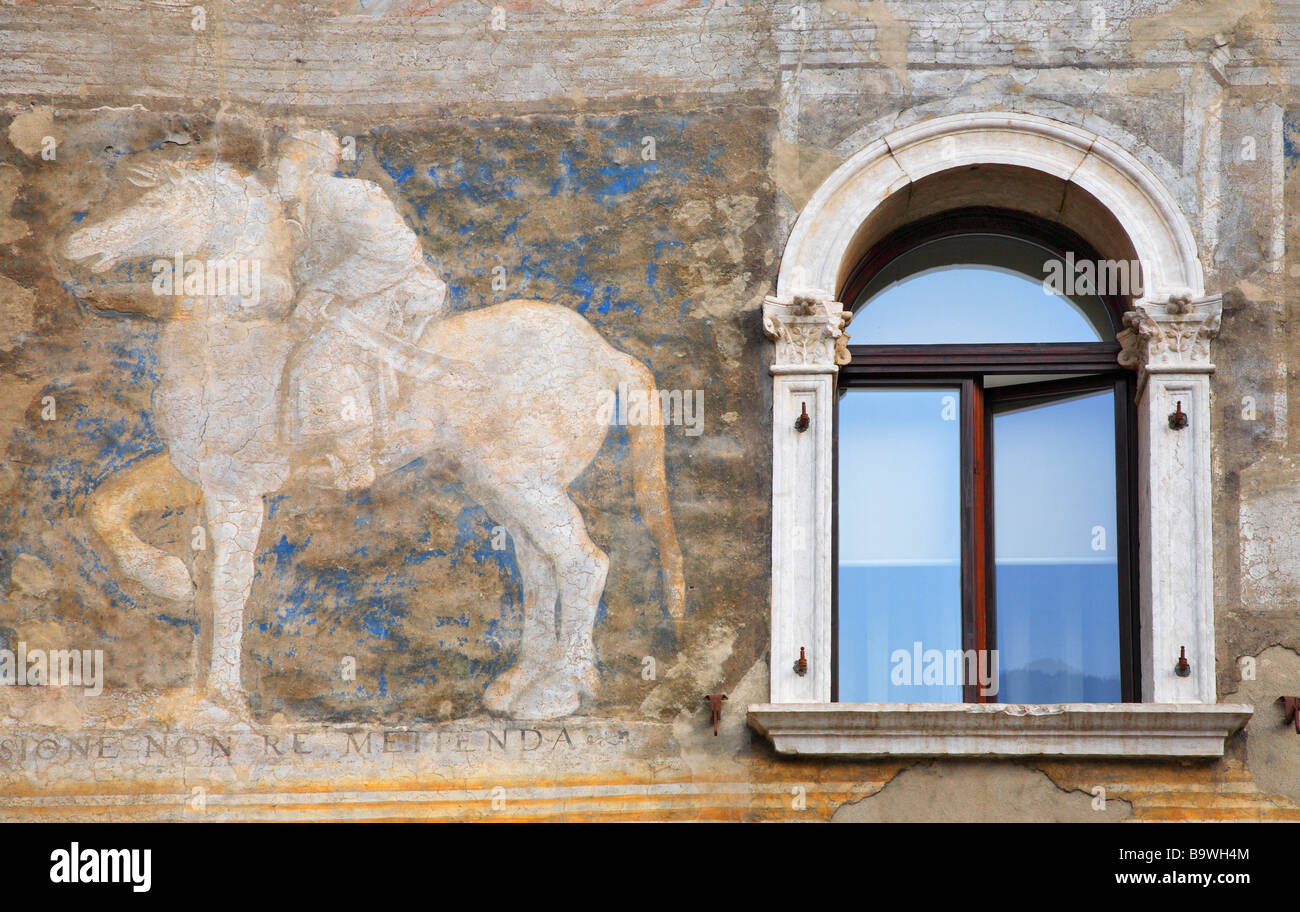 Monumenti Medievali case dipinte nella città vecchia vicino Piazza Duomo Trient Trento Trentino Italia Foto Stock