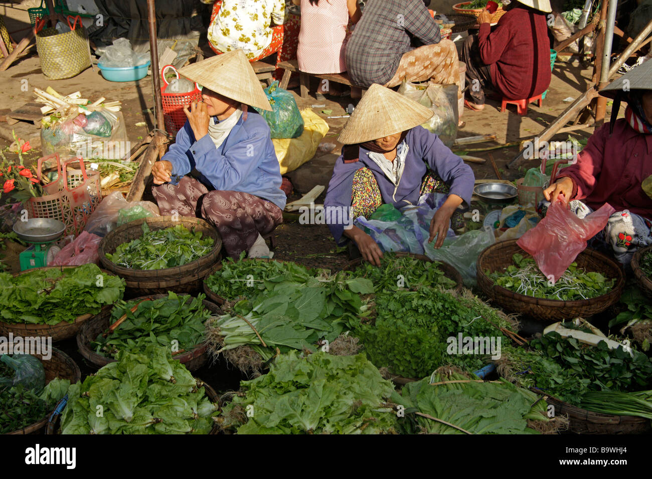 Donna vendita di verdure sul mercato di Hoi An Vietnam Foto Stock