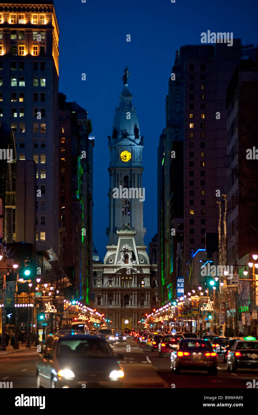 Broad Street vita notturna che conduce al Municipio di Filadelfia in Pennsylvania USA Foto Stock