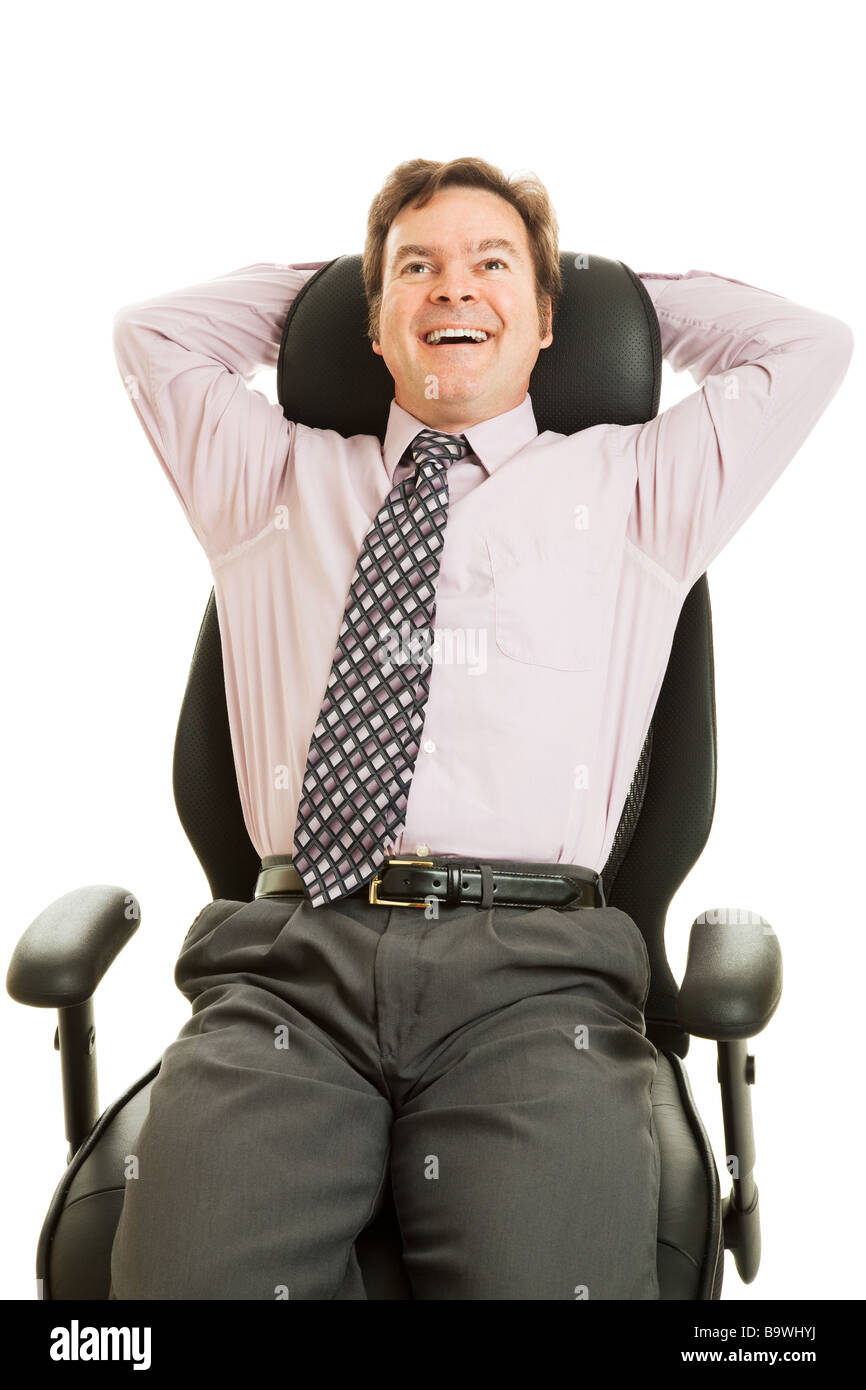 Imprenditore Pendente ritornare e godendo della sua nuova sedia ergonomica isolato su bianco Foto Stock