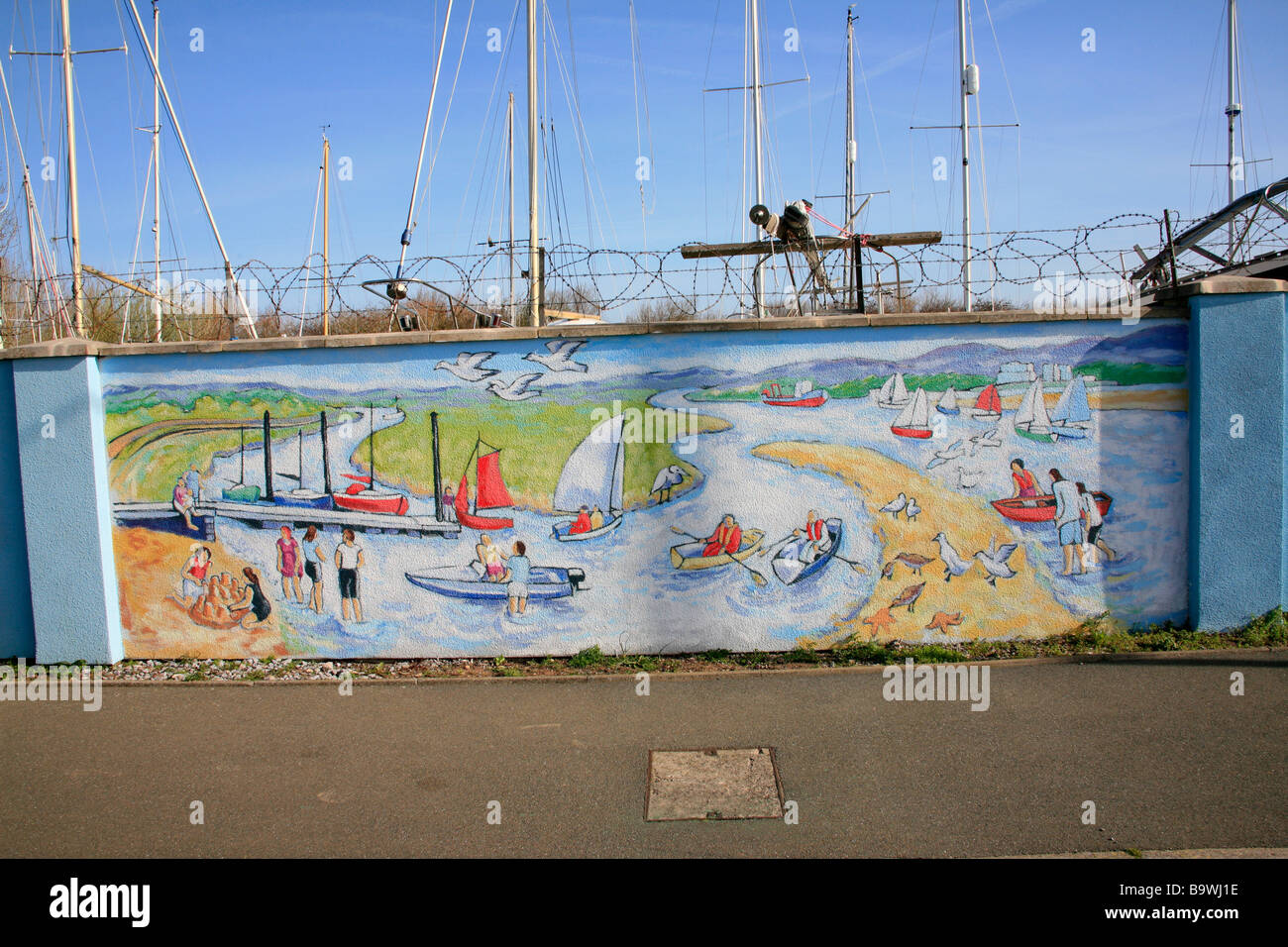 Arte su una parete al di fuori di un cantiere navale Foto Stock