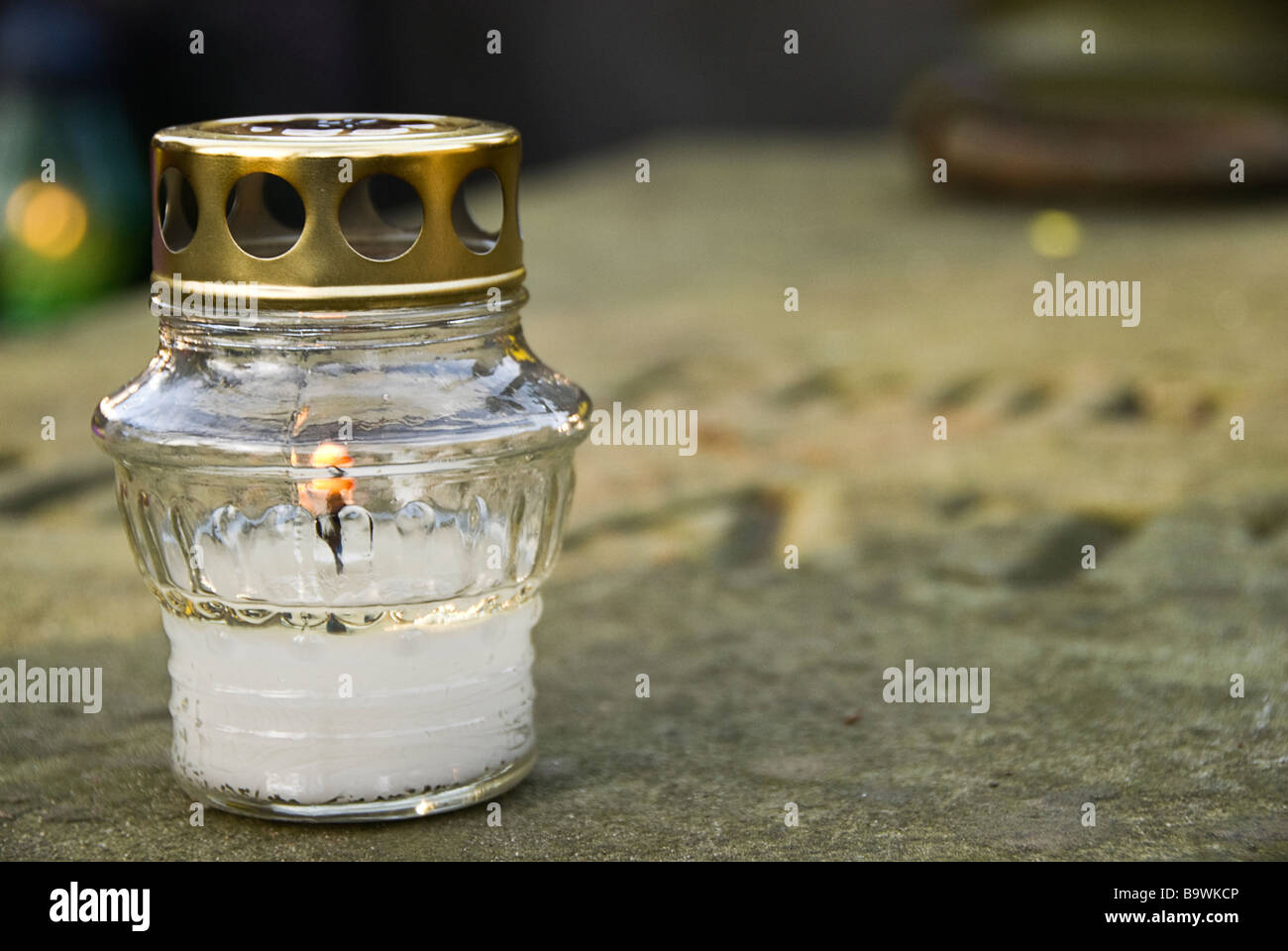 Candela su una tomba durante la celebrazione della festa del santo nel cimitero di Powazki, Varsavia, Polonia, l'Europa. Foto Stock