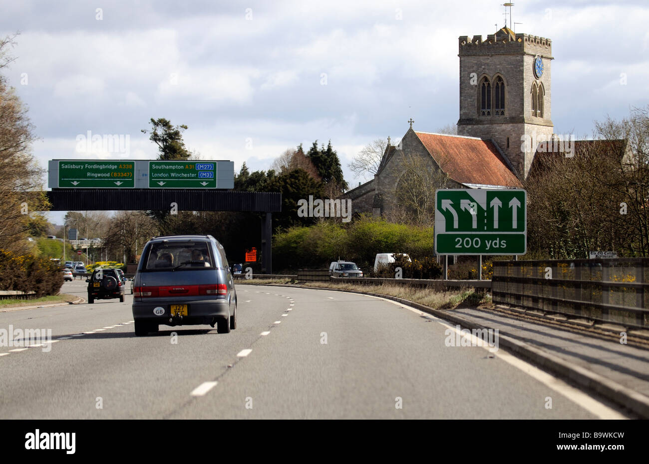 A31 superstrada come passa Ringwood chiesa parrocchiale in Hampshire Southern England Regno Unito Foto Stock